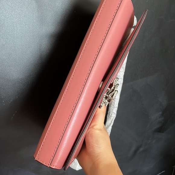 Michael Kors WOC Bellamie Polished Leather Clutch Rose - Picture 8 of 13